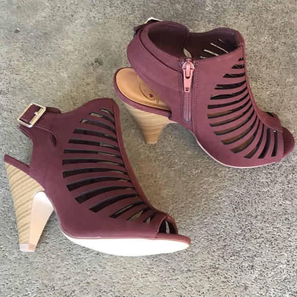 Last 1! Delicious wine peep toe cage buckle HEEL - Picture 2 of 3